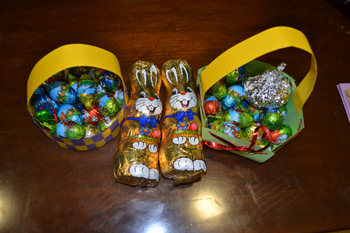 Huevos y conejos de chocolate escondidos por los traviesos conejos de Pacua.